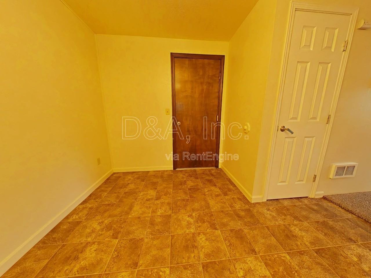 142 Se Atwood Ave - Photo 4 of 17