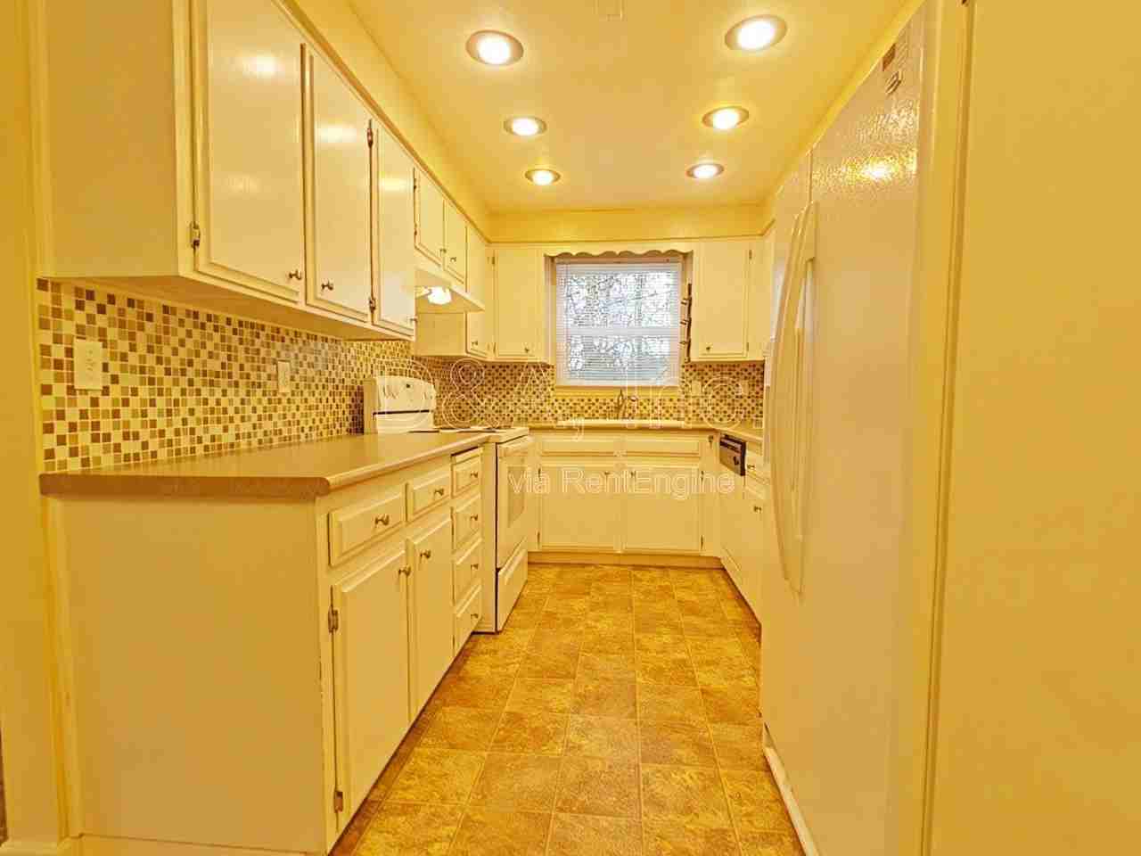 142 Se Atwood Ave - Photo 5 of 17