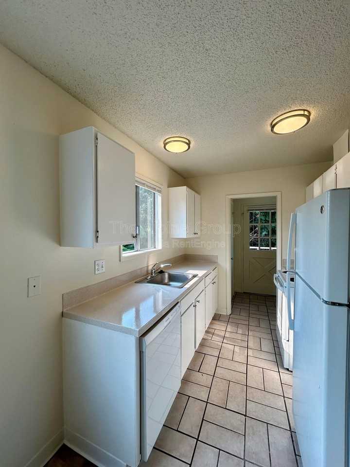 6041 Sw Valley Ave - Photo 3 of 17