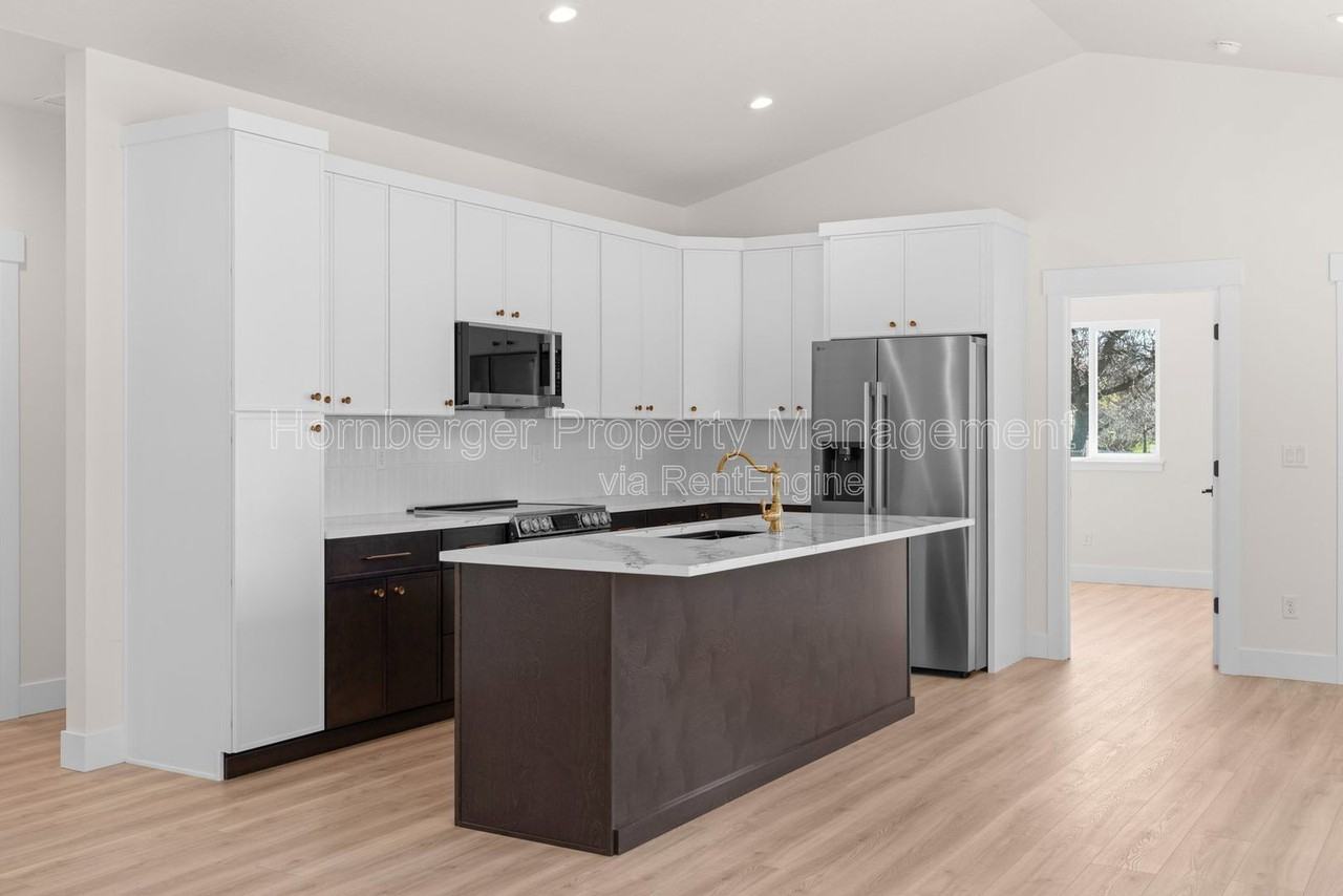 222 N Sargent Rd - Photo 4 of 30