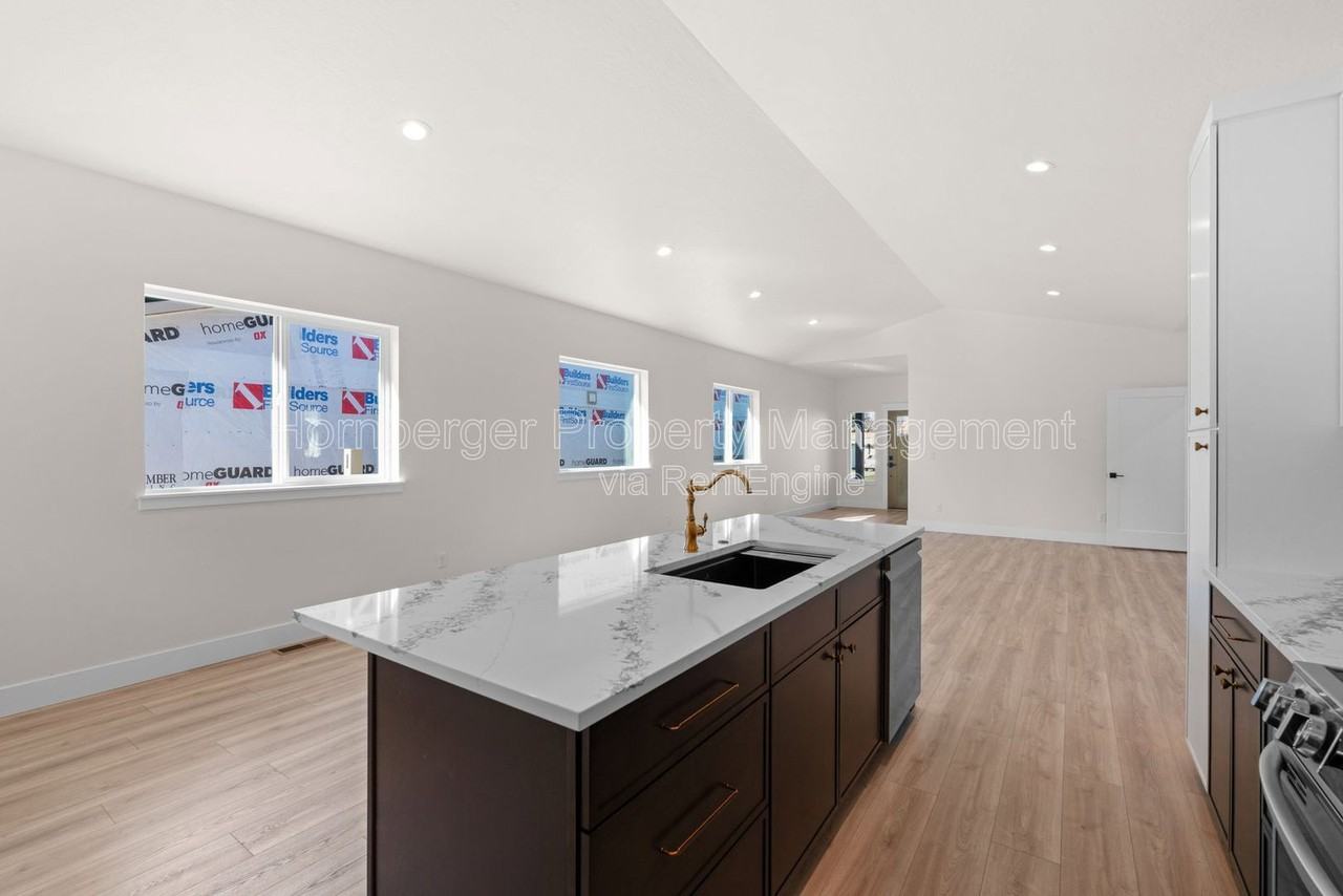 222 N Sargent Rd - Photo 7 of 30