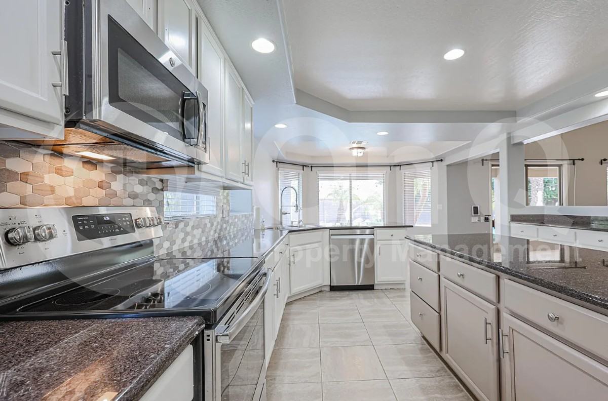 1311 E Horseshoe Dr - Photo 5 of 36