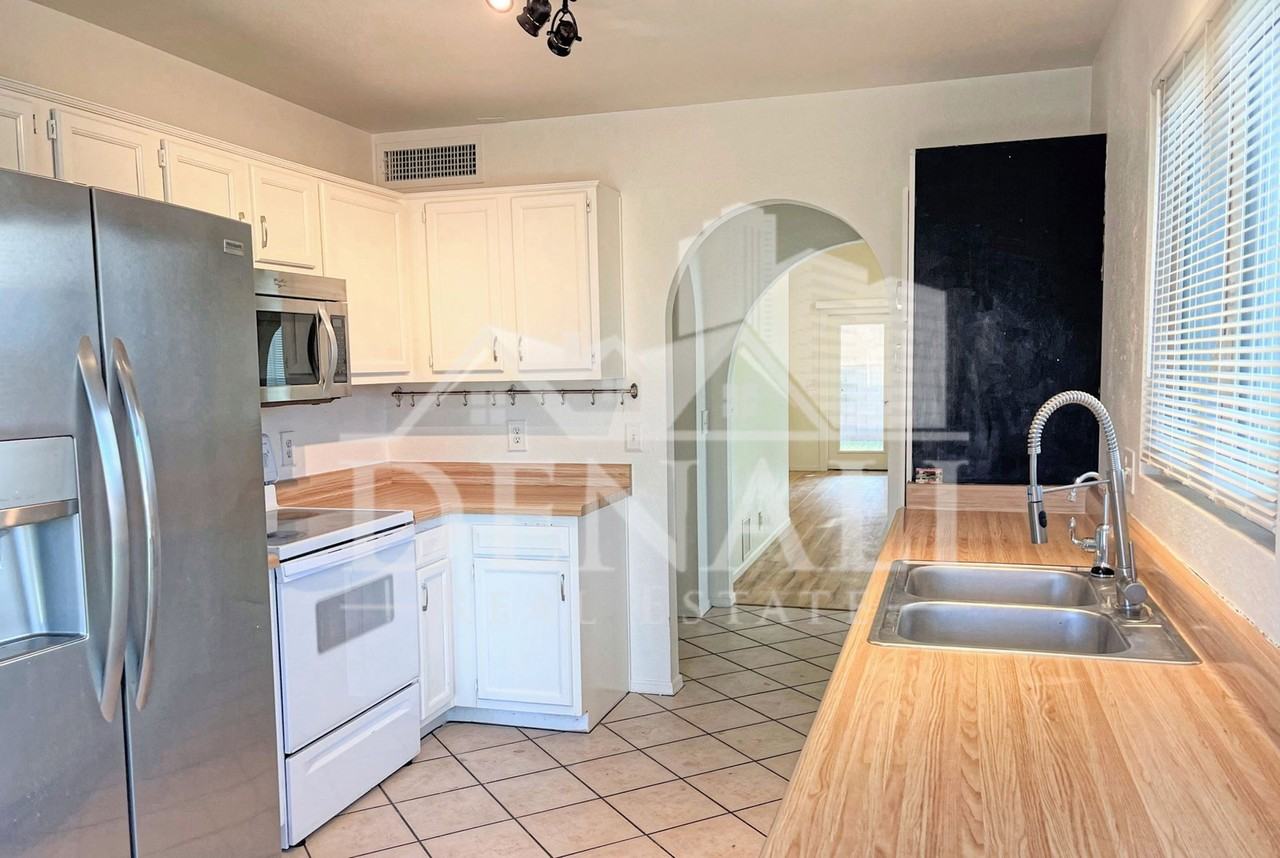 5093 W Whitten St - Photo 2 of 15