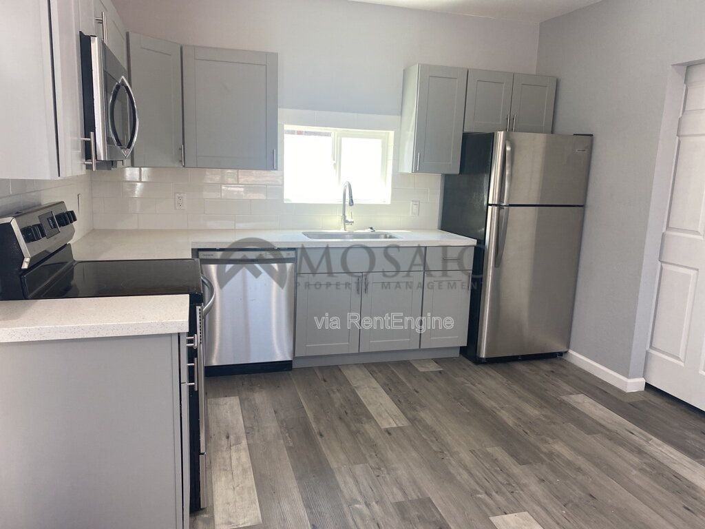 257 E Oakland St #1 - Photo 2 of 10