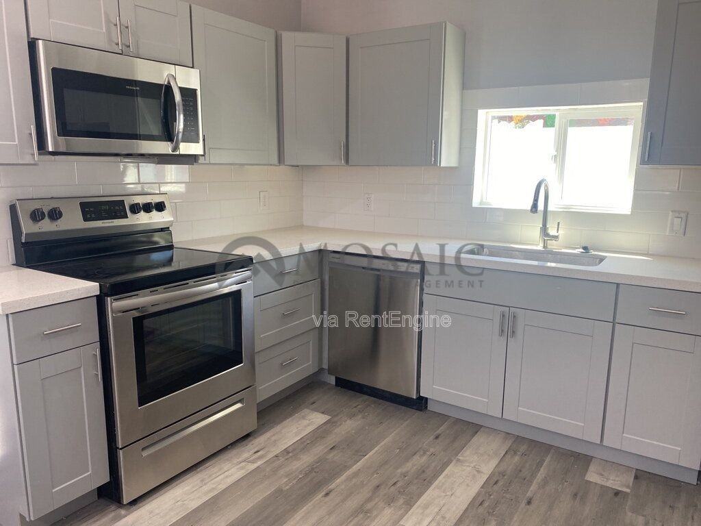 257 E Oakland St #1 - Photo 3 of 10