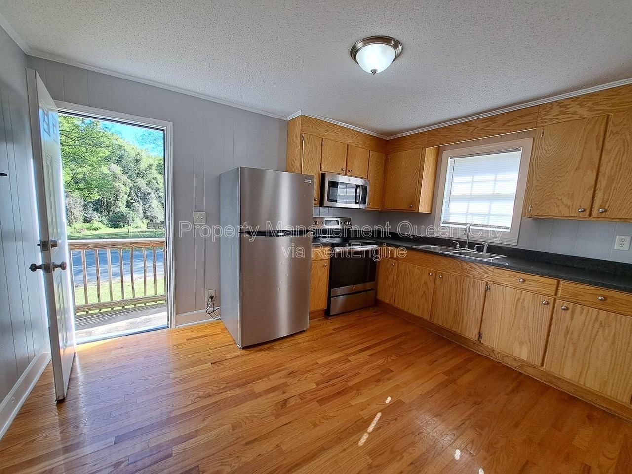 112 Miller St - Photo 4 of 17