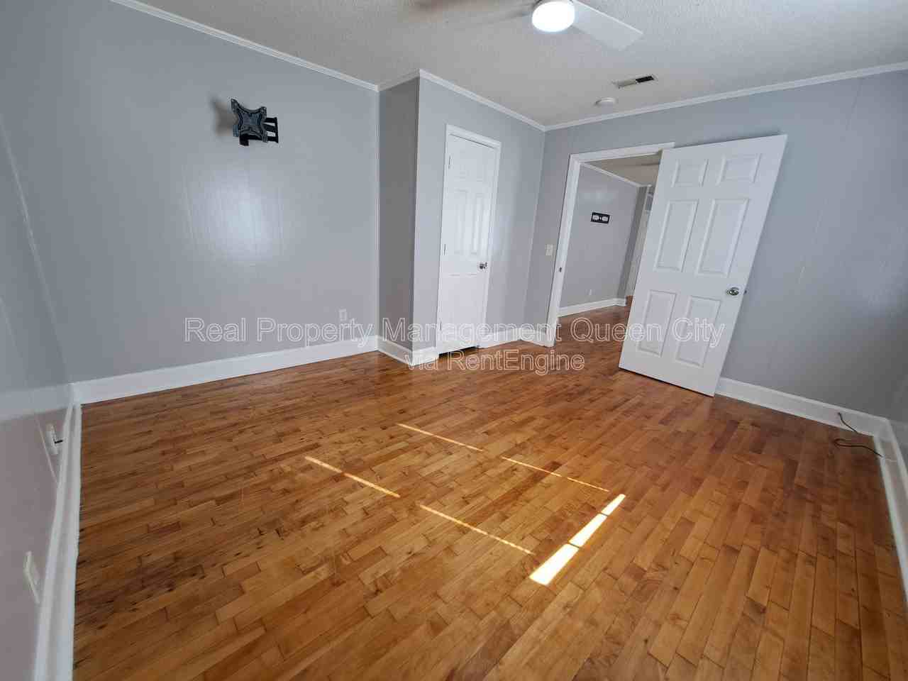 112 Miller St - Photo 6 of 17