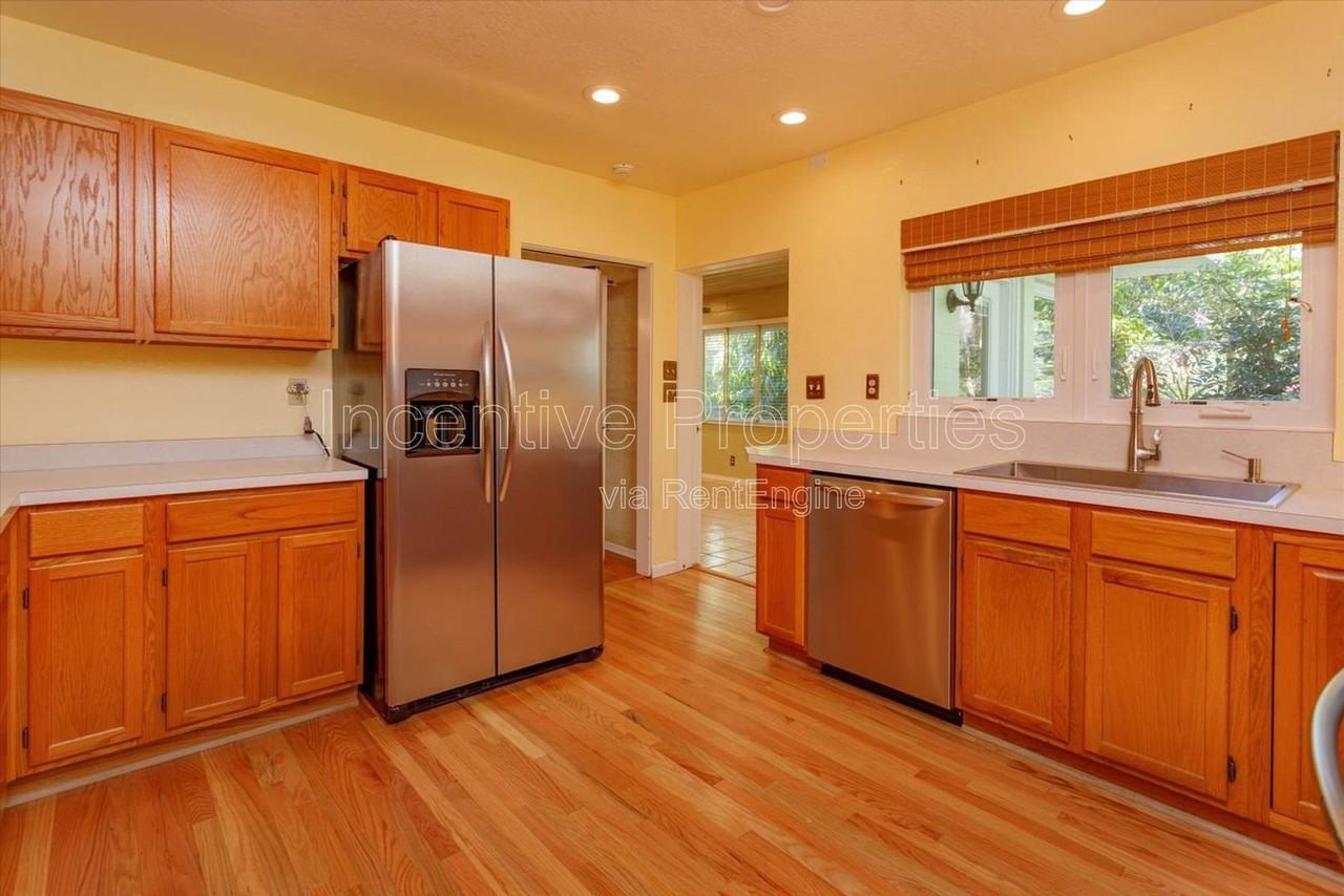 816 Putnam Ave - Photo 3 of 20