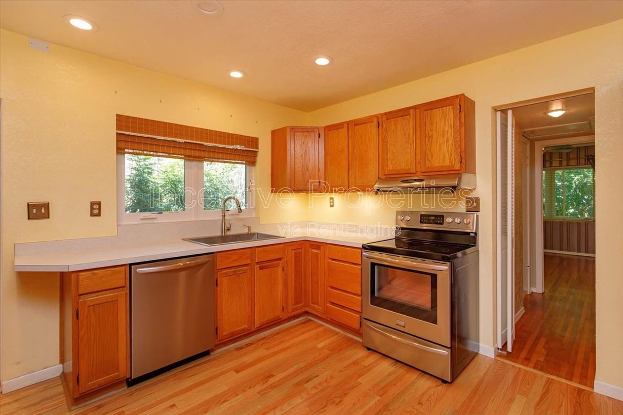 816 Putnam Ave - Photo 4 of 20