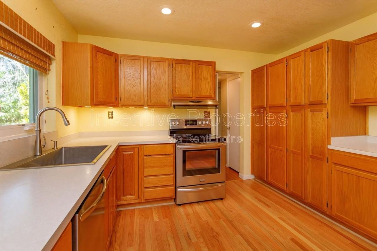 816 Putnam Ave - Photo 5 of 20