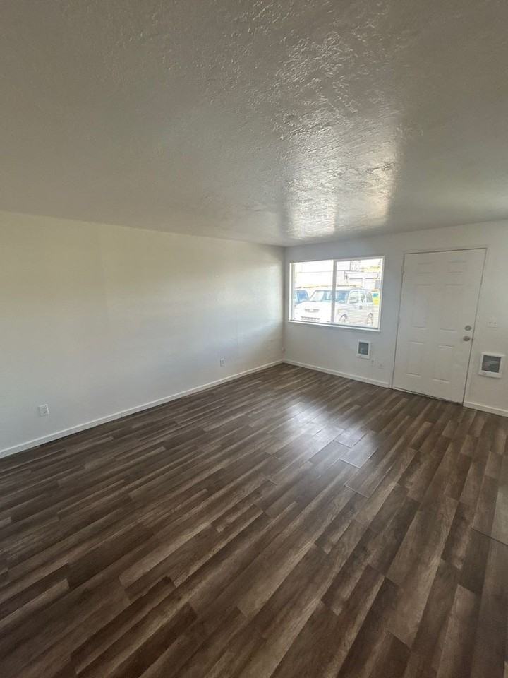 576 Hill St Se #B - Photo 3 of 14