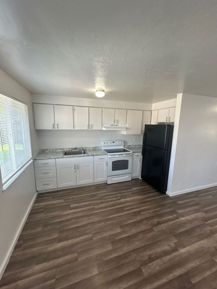 576 Hill St Se #B - Photo 5 of 14