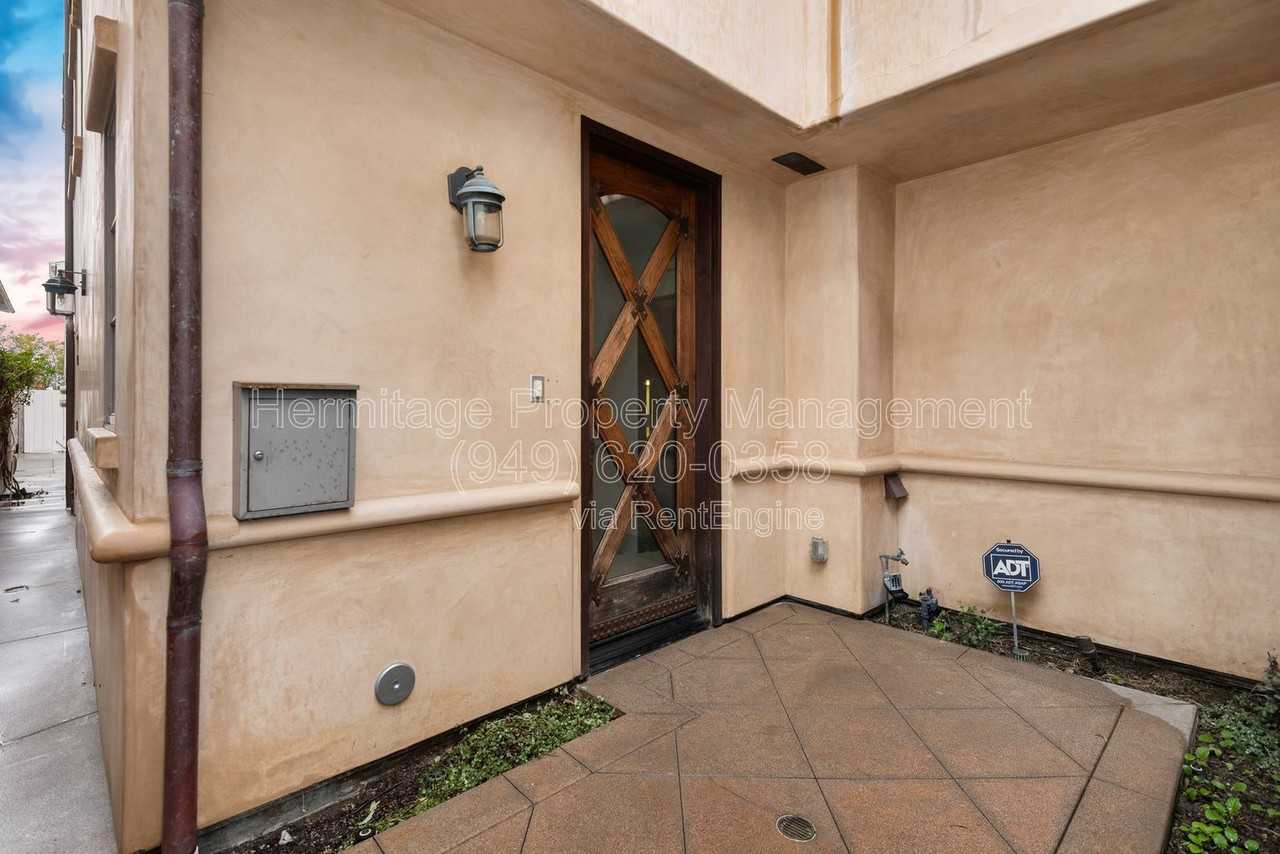 435 1/2 Carnation Ave - Photo 4 of 26