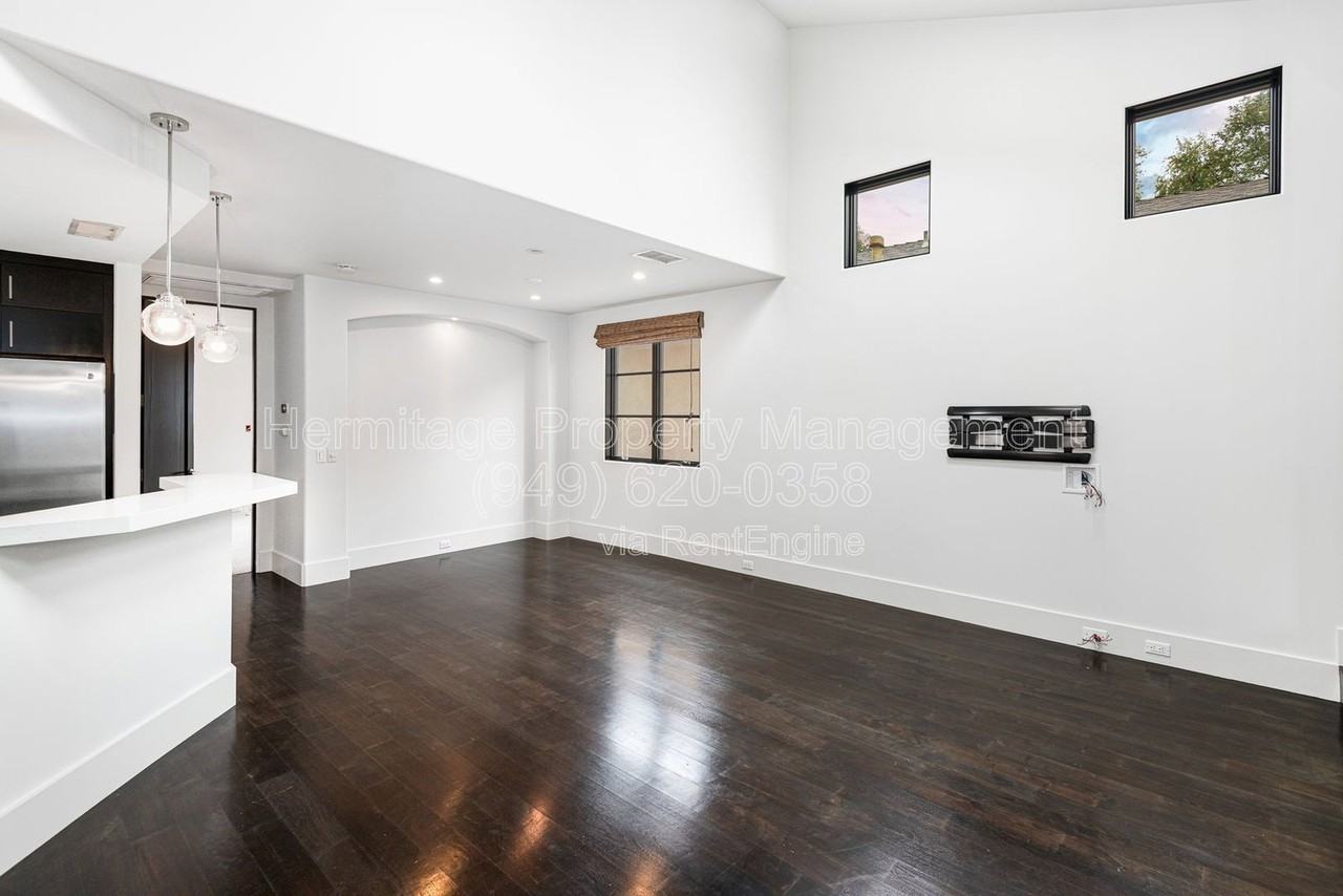 435 1/2 Carnation Ave - Photo 7 of 26