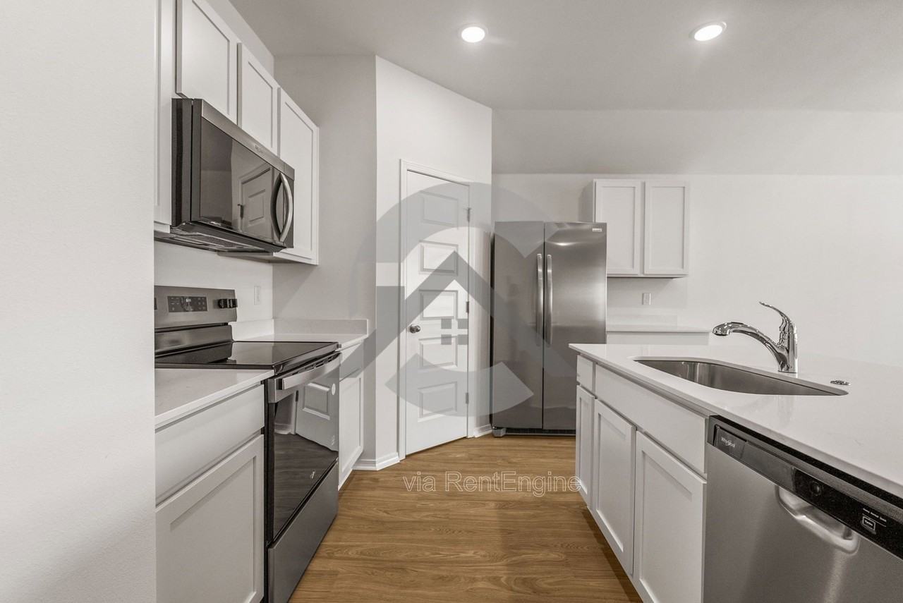 110 E Sunbelt Ct - Photo 3 of 15