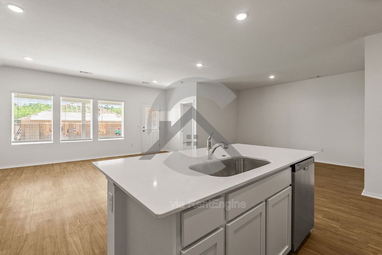 110 E Sunbelt Ct - Photo 4 of 15