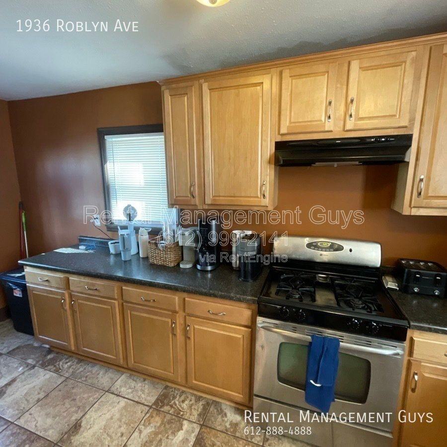 1936 Roblyn Ave - Photo 2 of 9