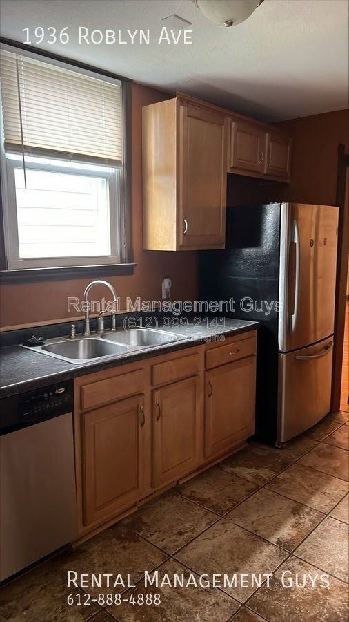 1936 Roblyn Ave - Photo 3 of 9