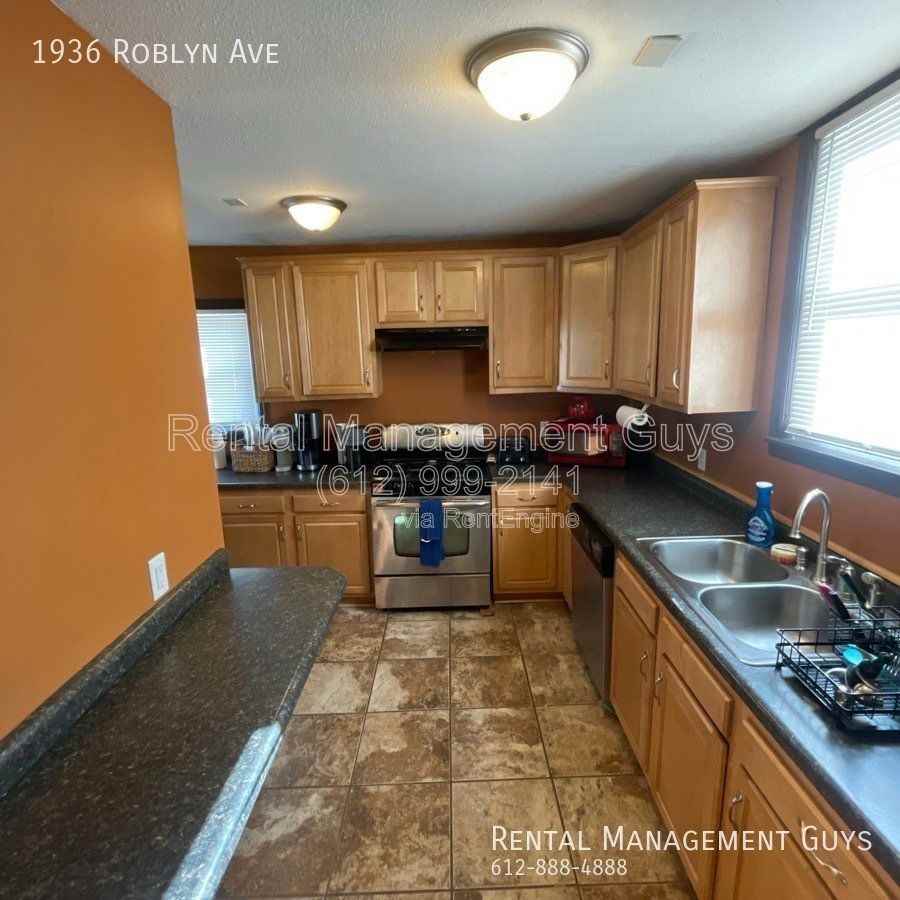 1936 Roblyn Ave - Photo 4 of 9