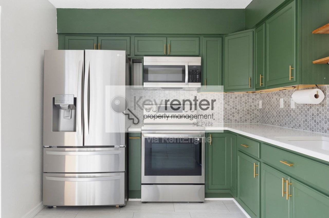 1833 Clearbrooke Dr - Photo 5 of 33