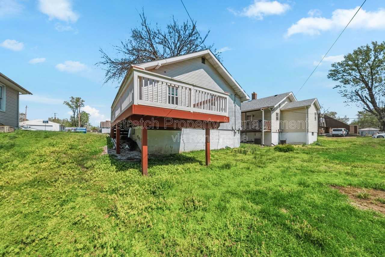 704 W Johnson St - Photo 2 of 32