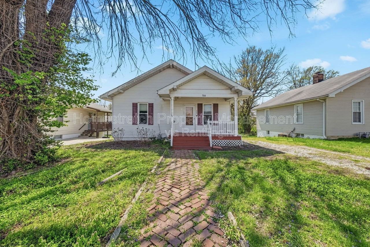 704 W Johnson St - Photo 3 of 32