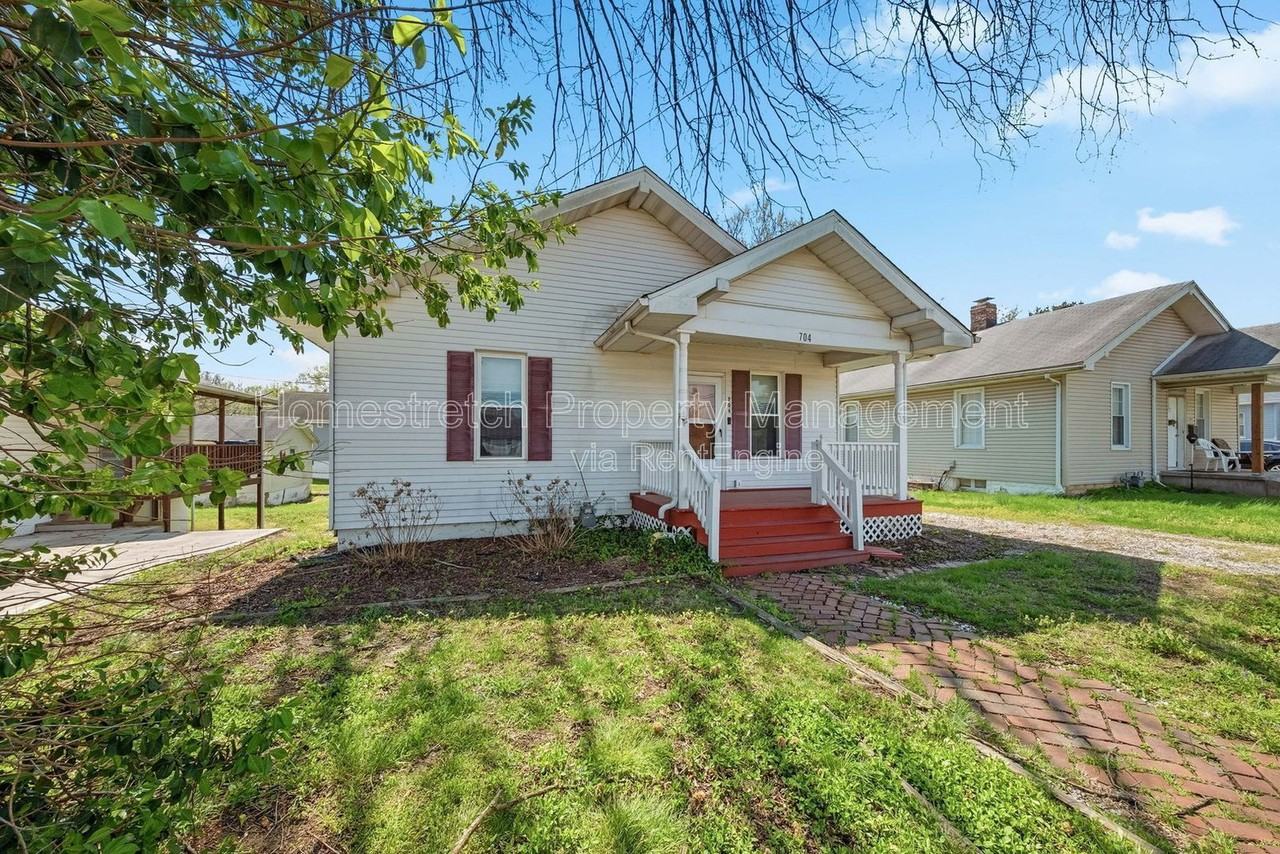 704 W Johnson St - Photo 5 of 32