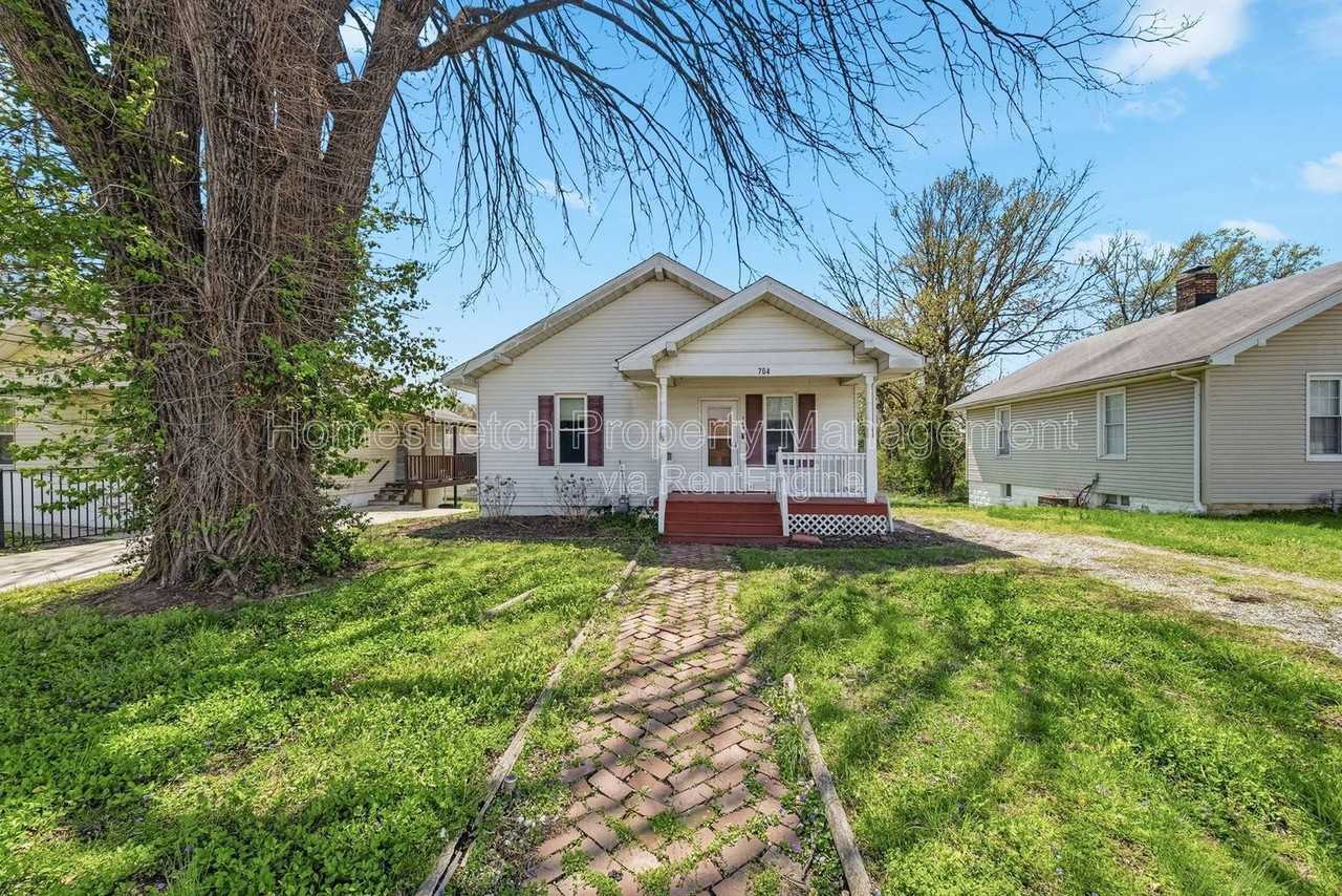 704 W Johnson St - Photo 7 of 32