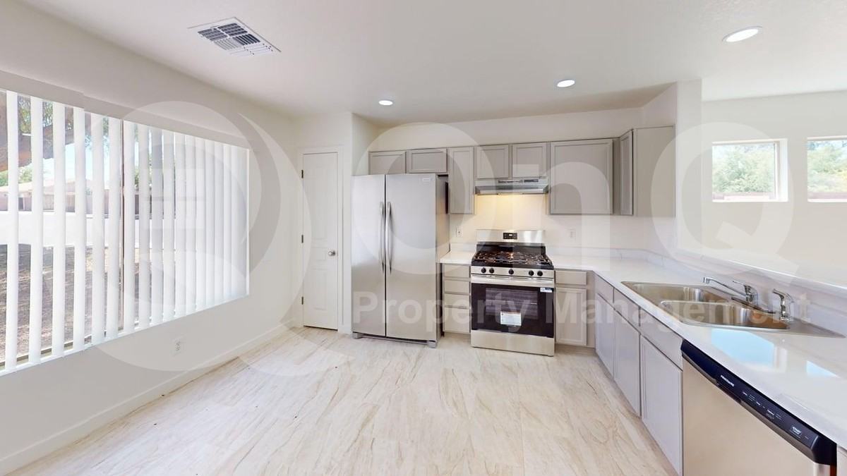 2574 W Southern Star Dr - Photo 4 of 20