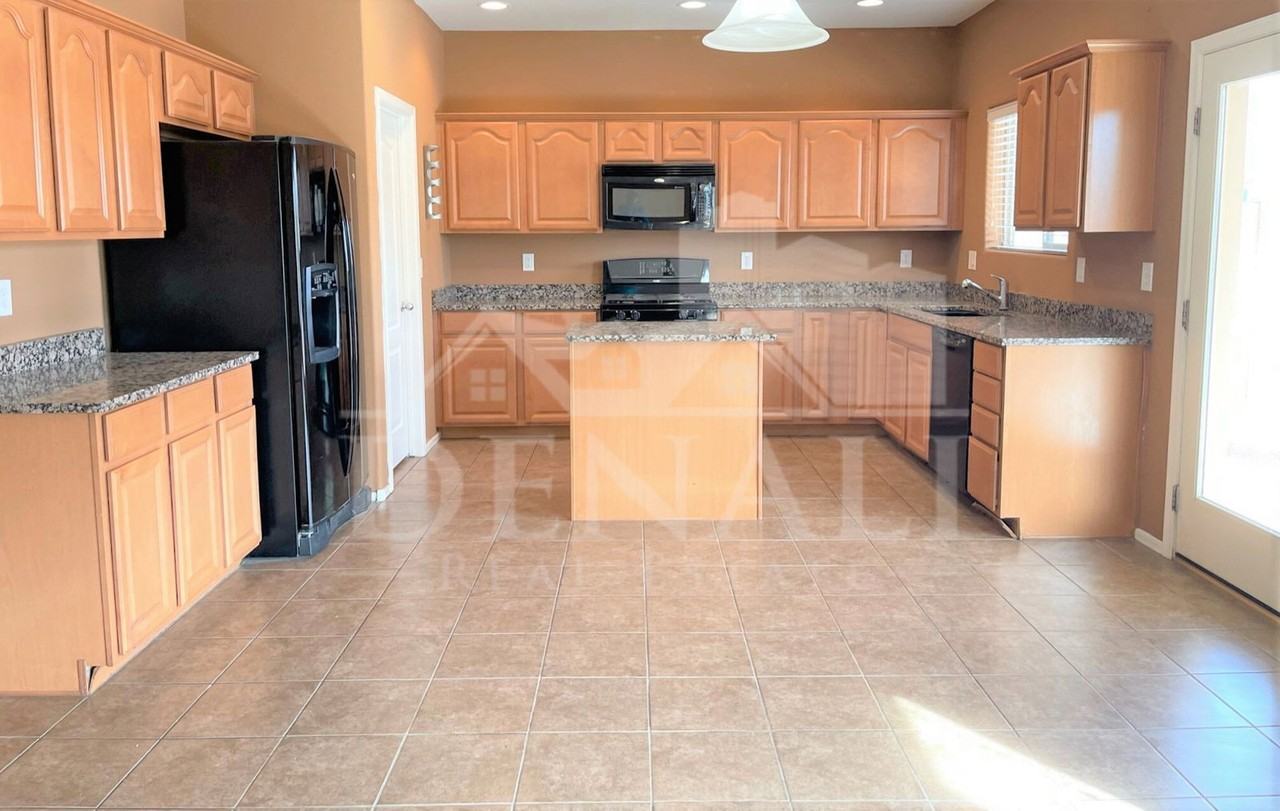 925 E Canyon Rock Rd - Photo 3 of 31