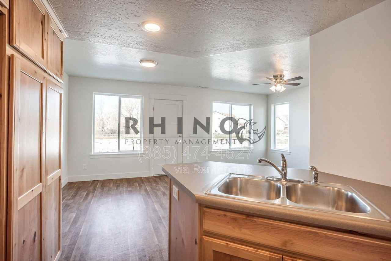 834 W Lennox St - Photo 2 of 14