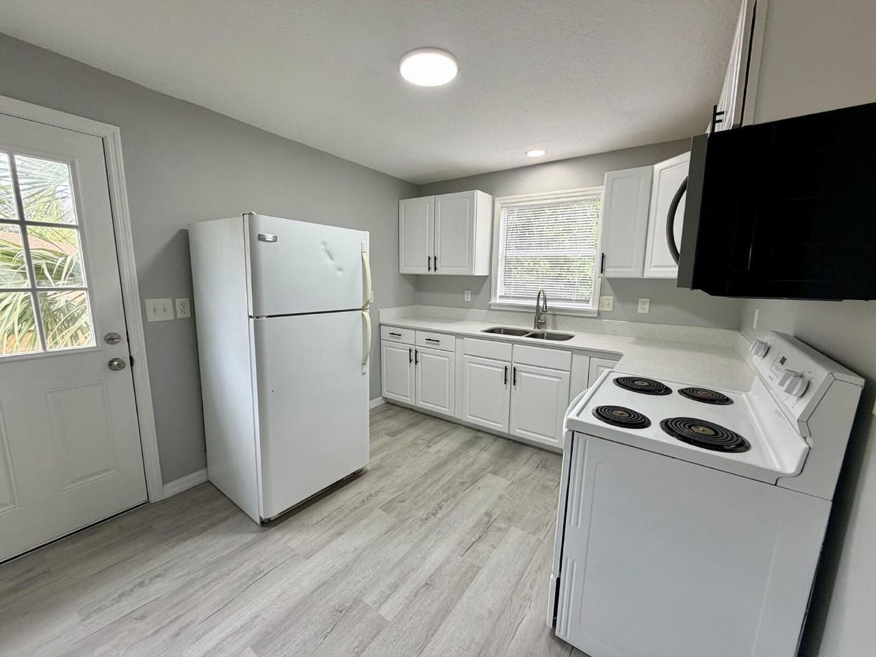 558 E Desoto St - Photo 3 of 11