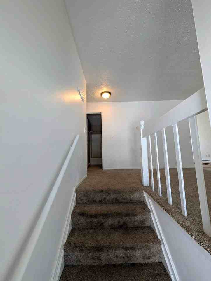 719 Peachtree Pl - Photo 2 of 11