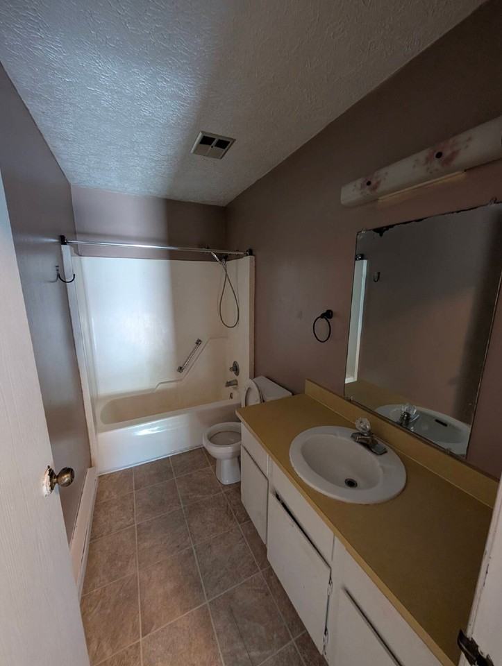 719 Peachtree Pl - Photo 4 of 11