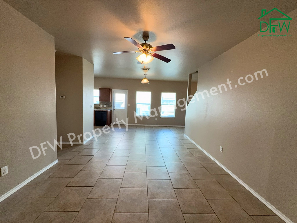 704 E College St - Photo 2 of 32