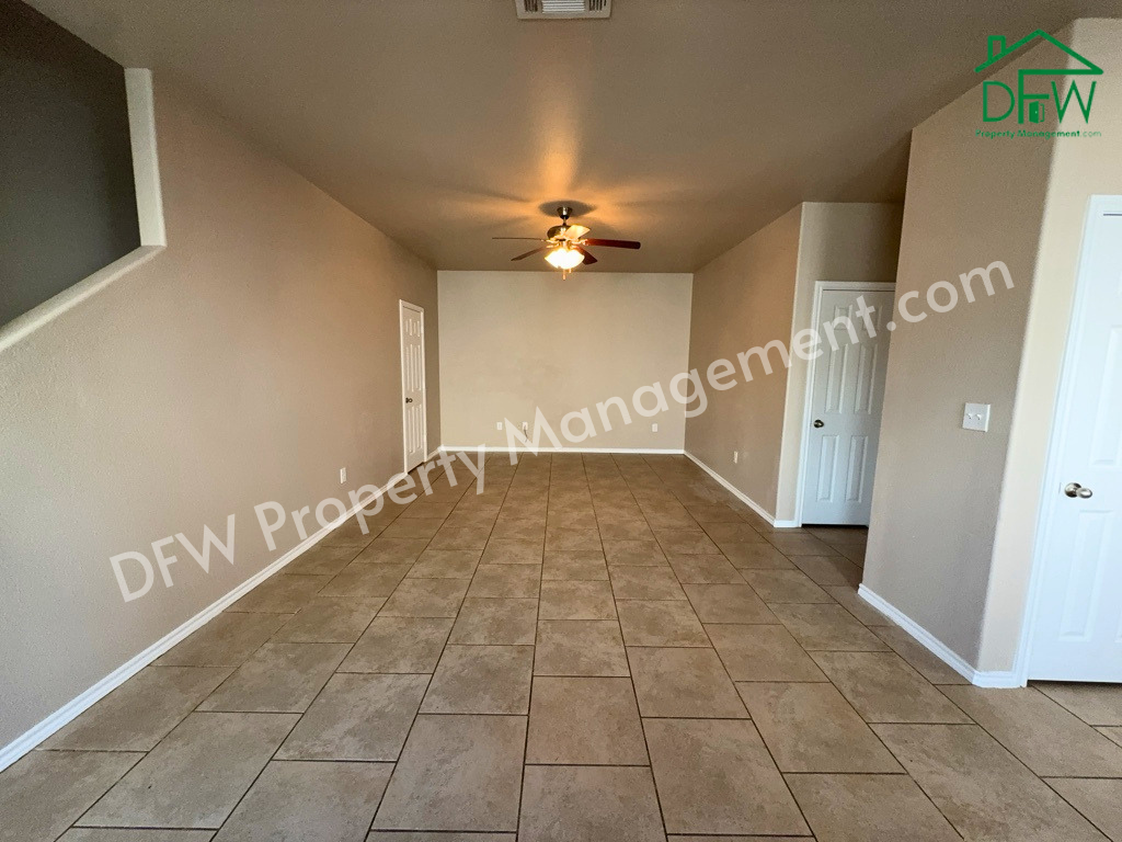 704 E College St - Photo 4 of 32