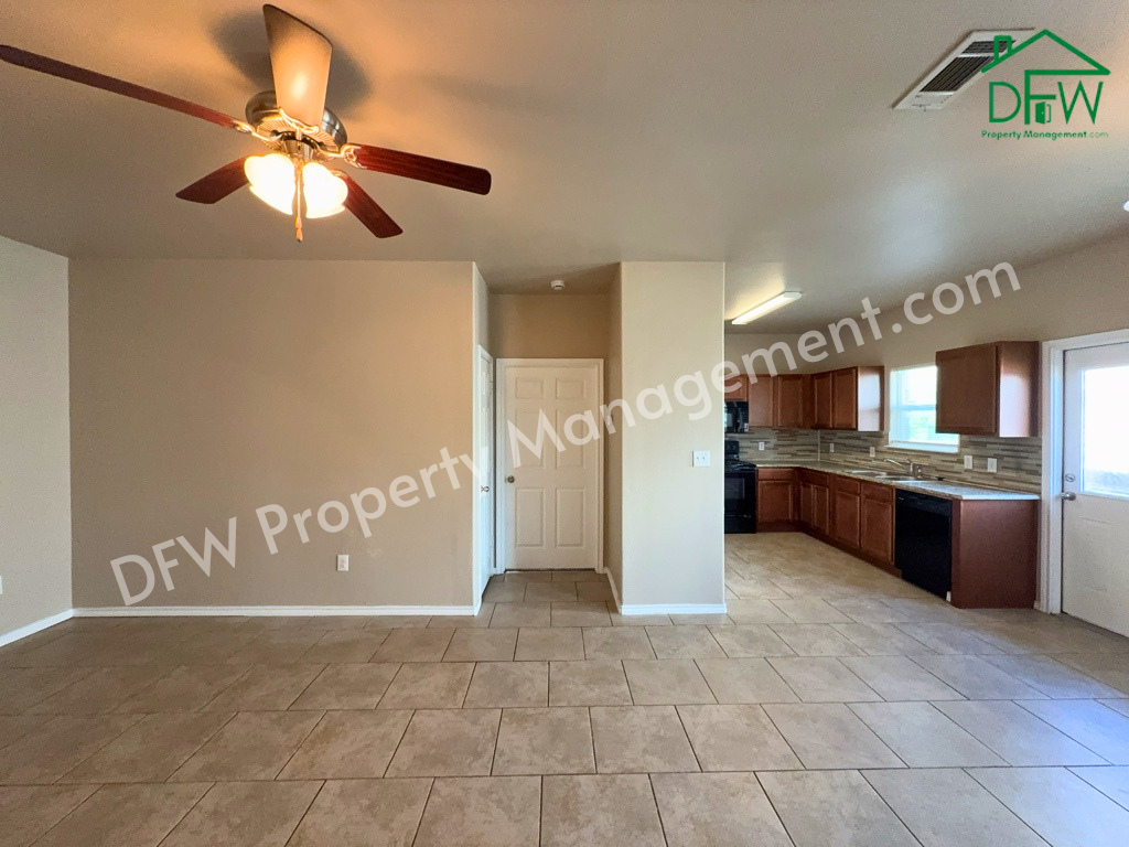 704 E College St - Photo 5 of 32