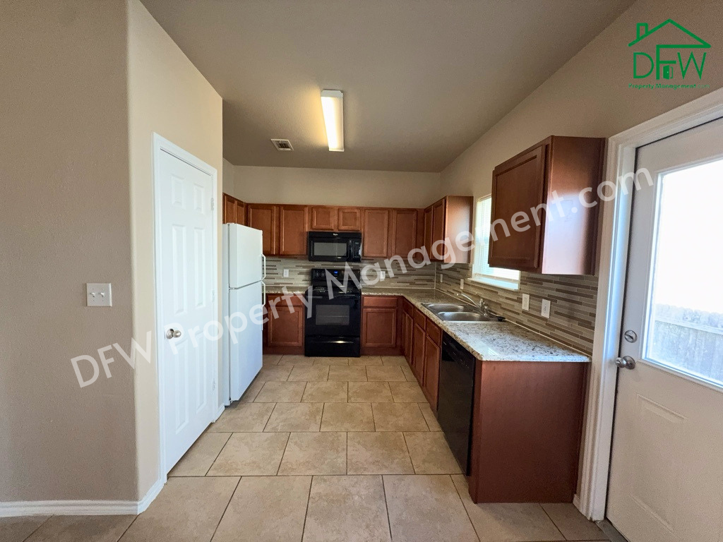 704 E College St - Photo 6 of 32