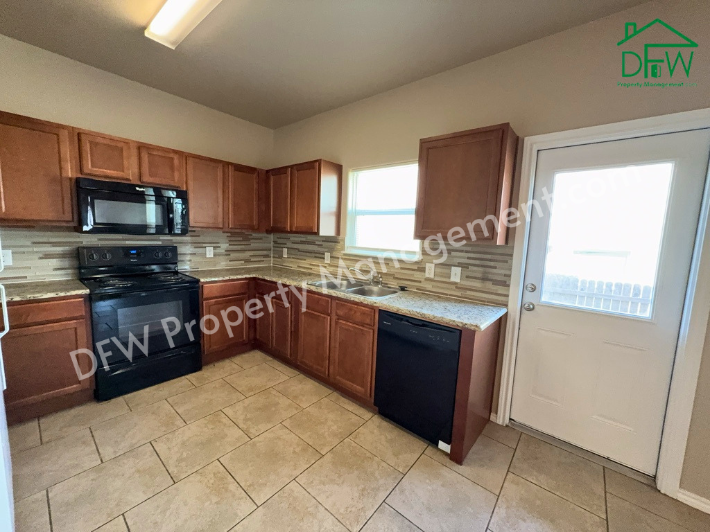 704 E College St - Photo 7 of 32