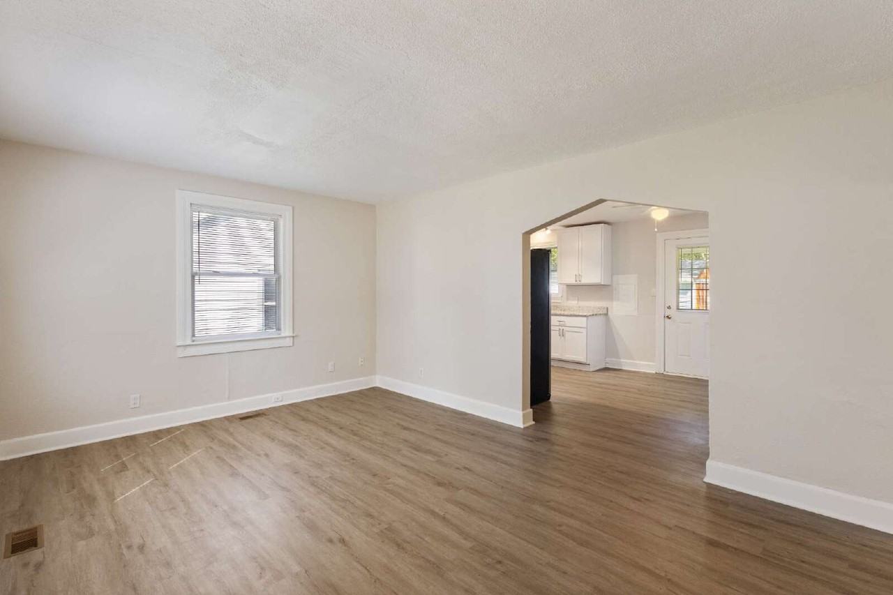 1115 Wright Ave - Photo 2 of 10