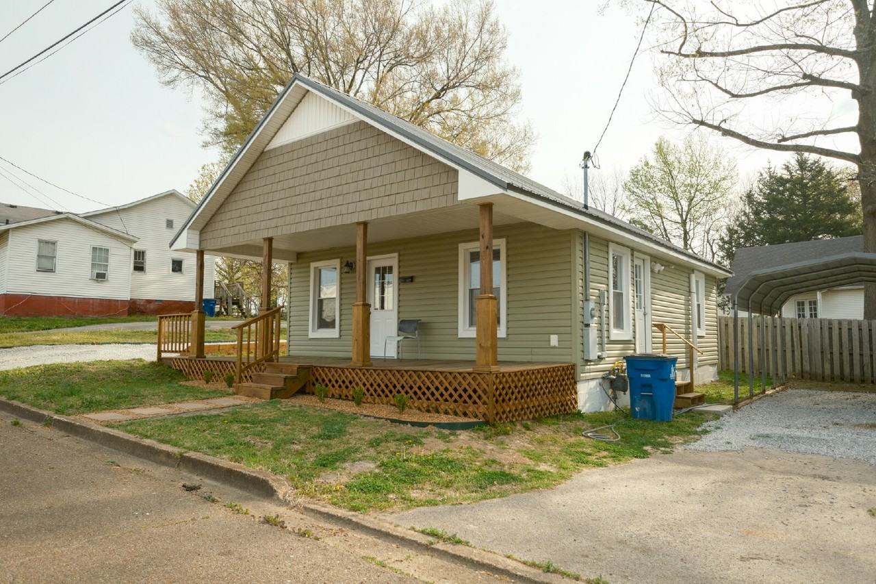 204 Oakland St - Photo 2 of 12