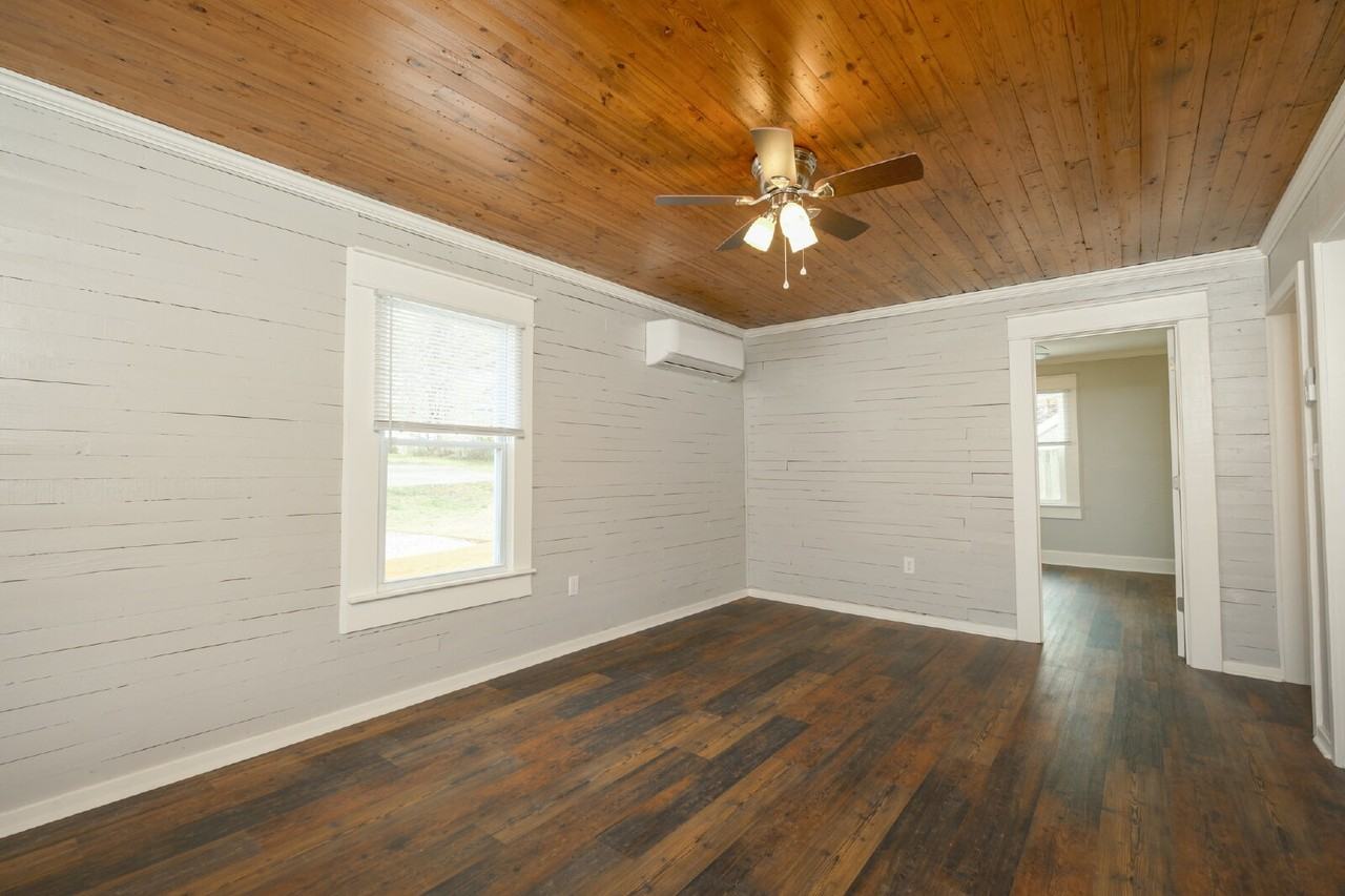 204 Oakland St - Photo 5 of 12