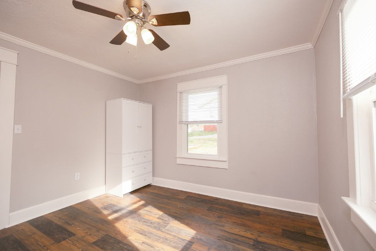 204 Oakland St - Photo 7 of 12