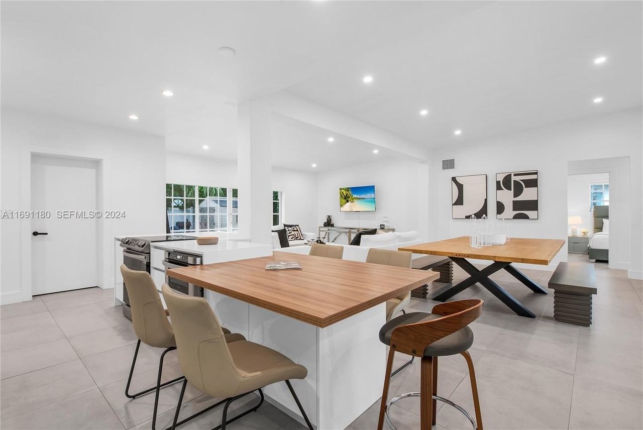 7505 Adventure Avenue - Photo 4 of 40