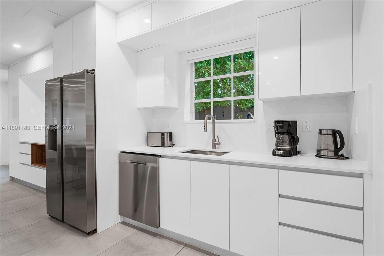 7505 Adventure Avenue - Photo 6 of 40