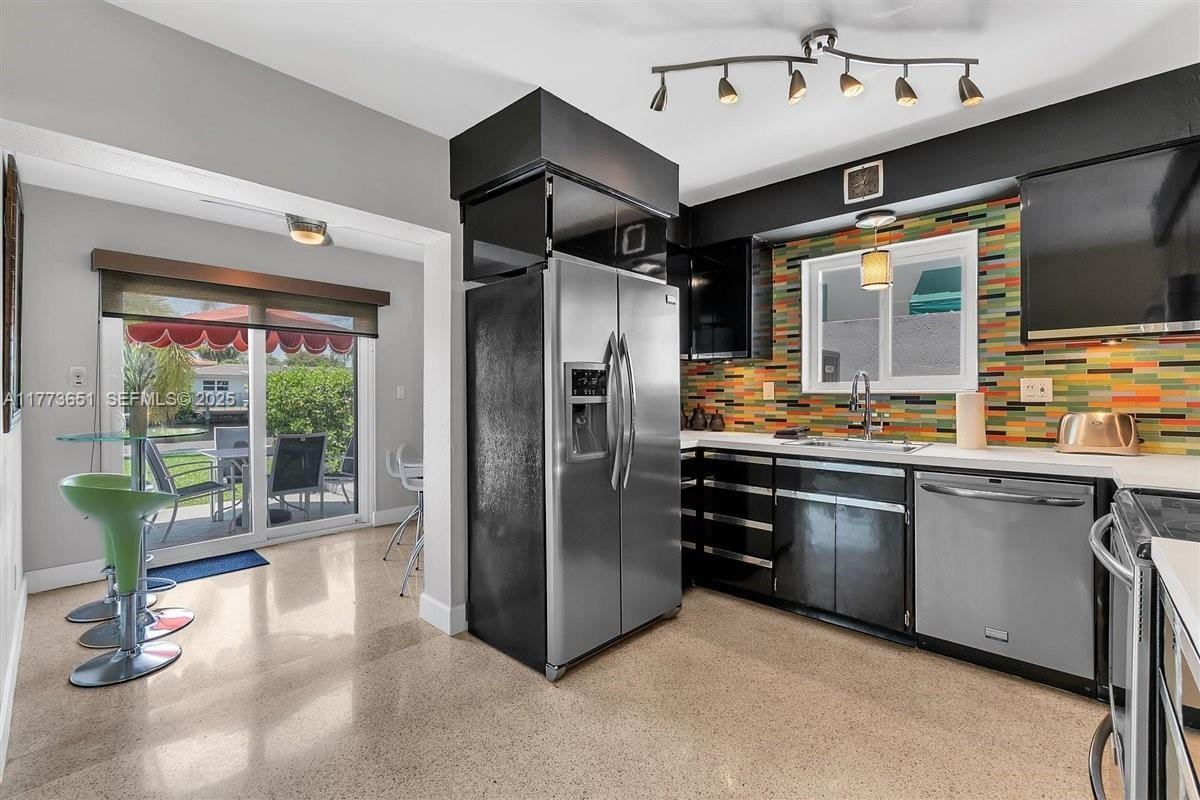 2225 Northeast 20th Avenue - Photo 7 of 41