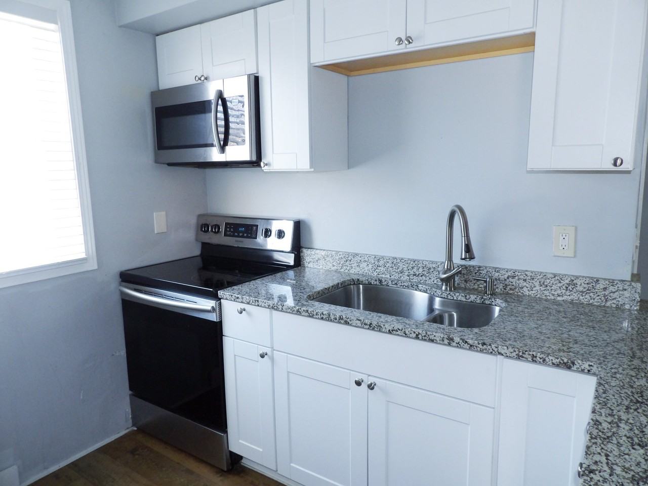 921 W 36th St #2 - Photo 2 of 23