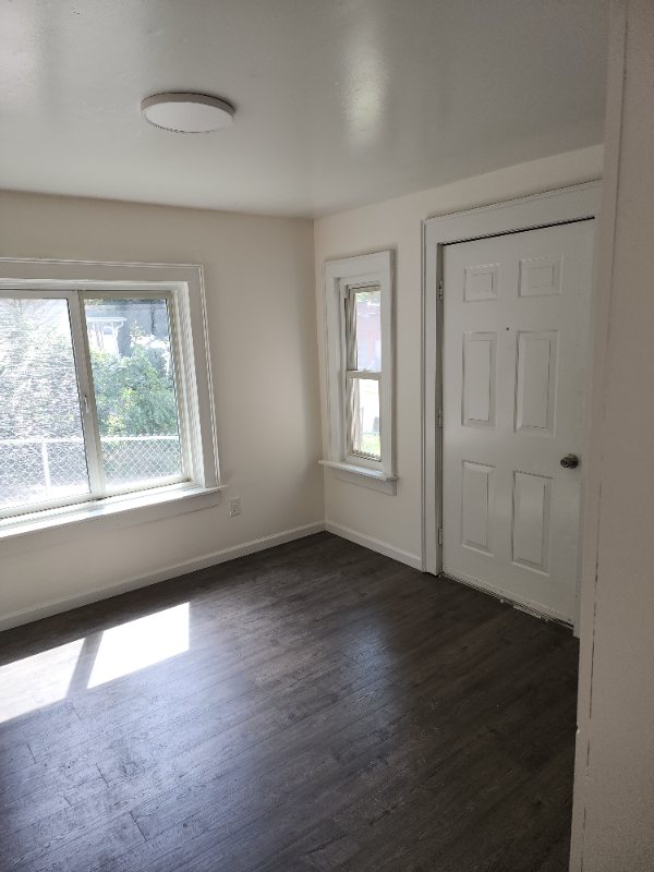 296 Laurel Hill Ave - Photo 4 of 24