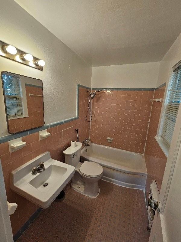 1621 Wesley St #1-2 - Photo 6 of 12