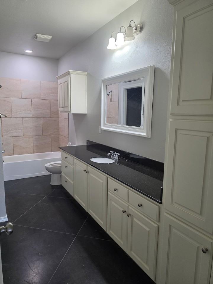 607 Lochridge - Photo 4 of 13